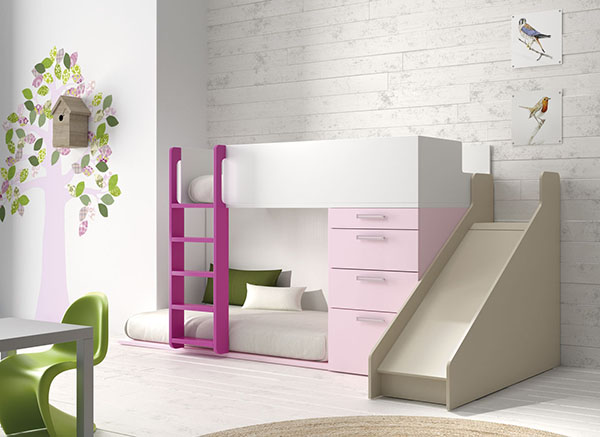 Litera infantil blanca y rosa con tobogán.