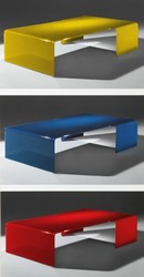 Mesa amarilla azul roja